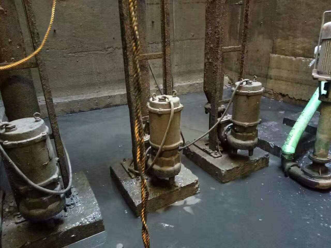 杏花岭污水池清理