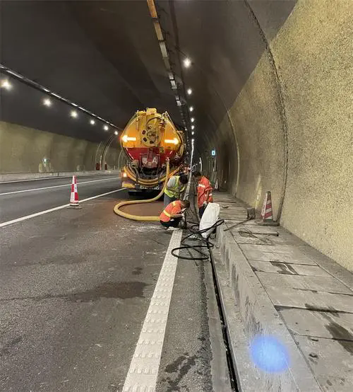 杏花岭隧道排水渠清淤